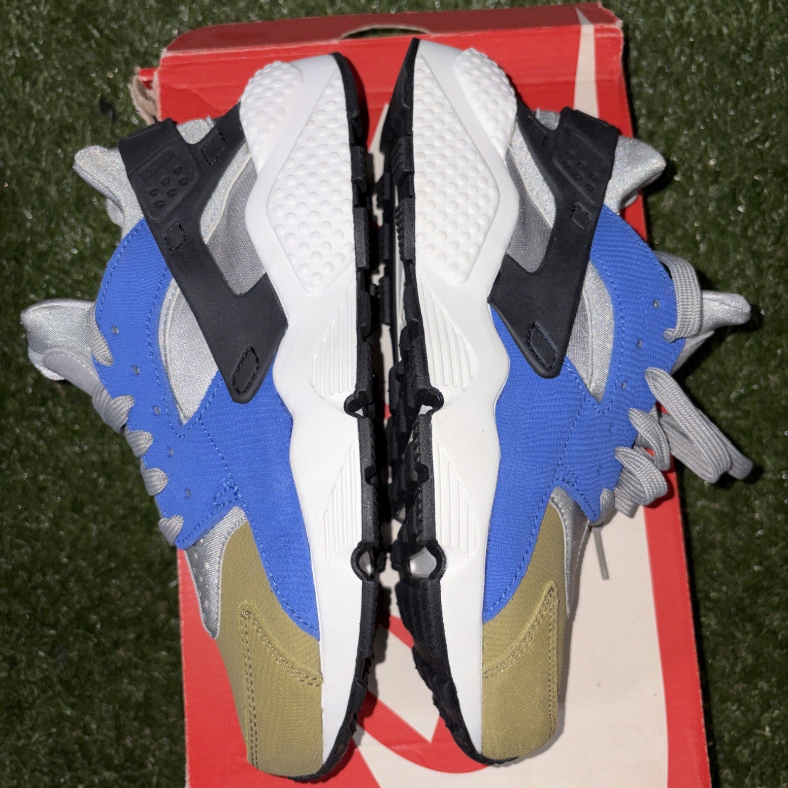 Nike WMNS PRM Womens Sz 8 Air Huarache Run Premium Olive Silver 683818 0073