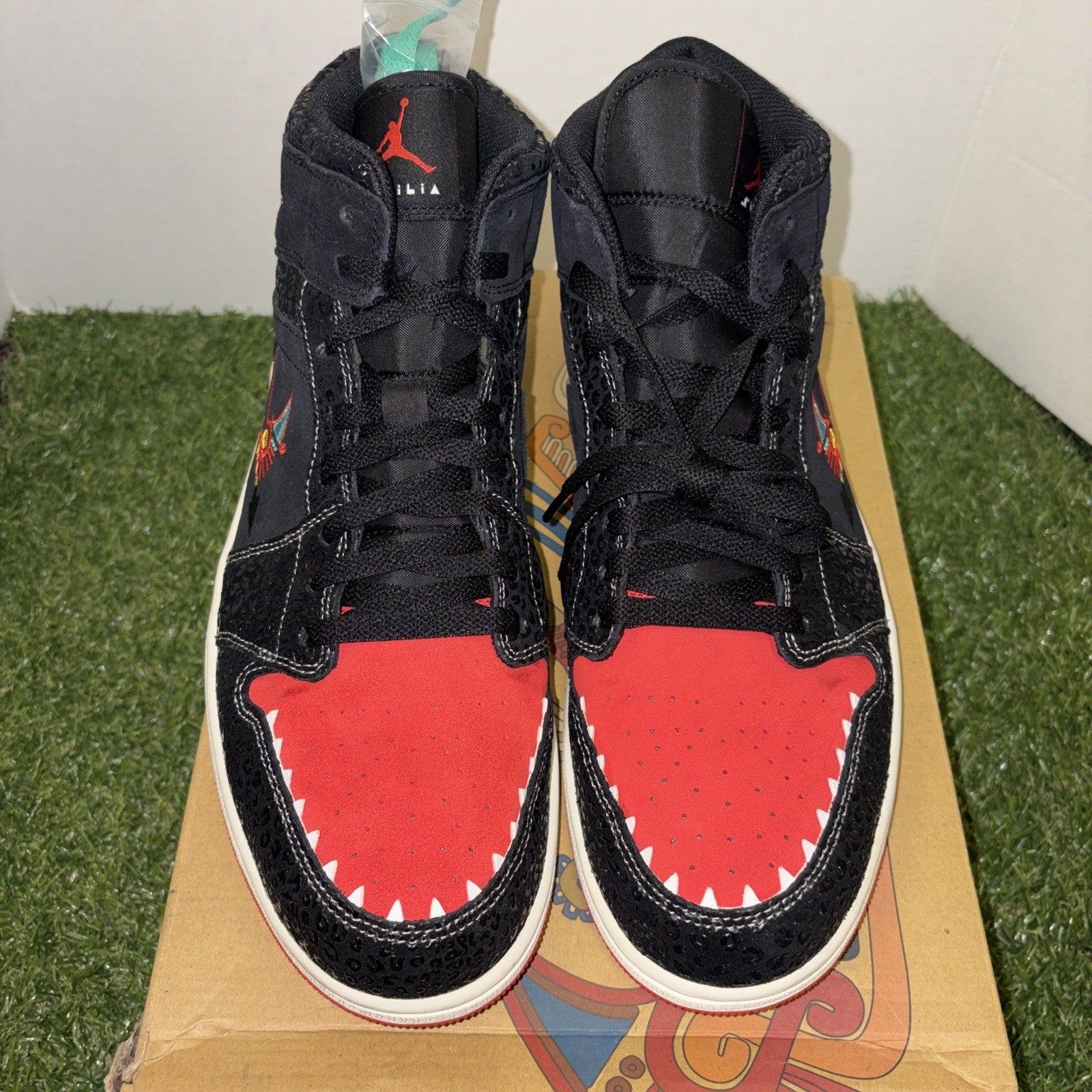 Size 13 - Air Jordan 1 SE Mid SiEMPRE Familia1
